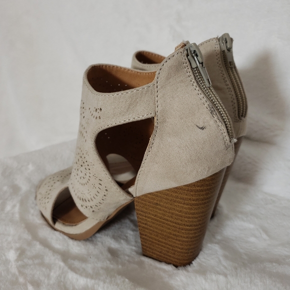 Not Rated Laser Cut Tan Wedge Shoes - Picture 5 of 6